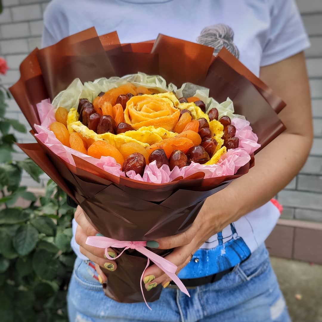 Sedobnyj-buket-164.-Bukety-iz-suhofruktov-i-orehov.jpg